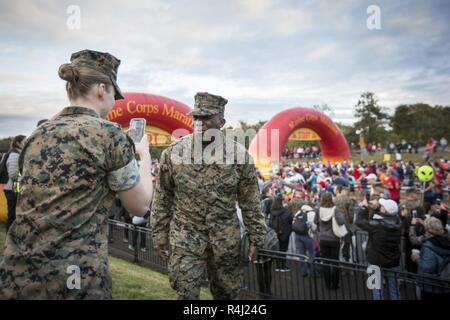 Die 18 Sergeant Major des Marine Corps, Ronald L. Grün, liefert eine Anzeige auf Social Media am Start der 43. jährlichen Marine Corps Marathon Race, Arlington, Va., Nov. 28, 2018. Auch bekannt als "Der Marathon, "die 26,2 Kilometer Rennen zog etwa 30.000 Teilnehmern körperliche Fitness zu fördern, Geschäfts- oder Firmenwerte, die in der Gemeinschaft erzeugt und der Präsentation der organisatorischen Fähigkeiten des Marine Corps. Stockfoto