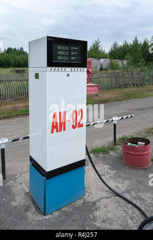 Blick auf die Weißen alten sowjetischen Brennstoff Spender mit elektronischer Zähler Anzeigetafel für Benzin auf Provinzebene Tankstelle Stockfoto