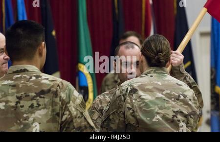 Us-Armee Kapitän Matthew J. Campbell, ausgehende Befehlshaber der US-Army Central Headquarters und die Konzernzentrale, übergibt das Unternehmen guidon, Oberstleutnant Lindsay R. Matthews, bataillonskommandeur von USARCENT Hauptsitz und Sitz Bataillon, während der USARCENT HHC Ändern des Befehls Zeremonie im Camp Arifjan, Kuwait, 27. Oktober 2018. Mit der Übertragung, das Erbe der Einheit ist als Baustein für die zukünftige Wertentwicklung und die Erreichung weitergegeben. Stockfoto