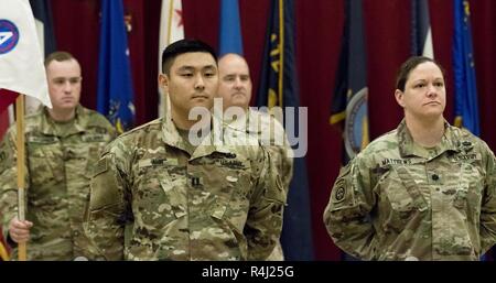 Us-Armee Kapitän Bryant C. Ahn, die eingehenden Befehlshaber der US-Army Central Hauptsitz und Sitz der Firma, und Oberstleutnant Lindsay R. Matthews, bataillonskommandeur von USARCENT Hauptsitz und Sitz Bataillon, warten auf den Beginn des USARCENT HHC Ändern des Befehls Zeremonie. Mit der Übertragung, das Erbe der Einheit ist als Baustein für die zukünftige Wertentwicklung und die Erreichung weitergegeben. Stockfoto