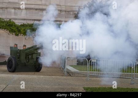 Fast 10.000 Läufer aus aller Welt beteiligen sich an der 12. jährlichen Marine Corps Marathon (MCM) 10 K, in Washington, D.C., Oktober 28, 2017. Das Rennen gemeinsam 6,2 Meilen der volle Marathon laufe, überspannt von der National Mall, die Ziellinie in Arlington, Virginia. Stockfoto