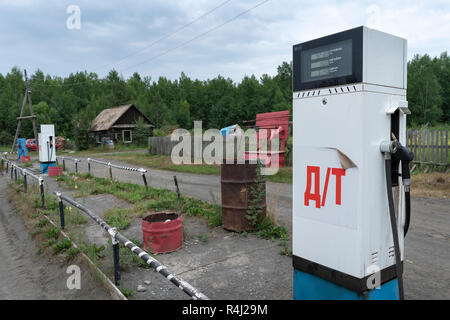 Alte sowjetische Kraftstoff Spender mit Elektronische Anzeigetafel für Dieselkraftstoff auf Provinzebene Tankstelle Stockfoto