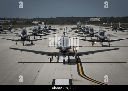 T-6 Texan IIs aus der Flugausbildung 559th Squadron und der 39 FTS nahm an einem "Elephant Walk" Oktober 26, 2018, Joint Base San Antonio-Randolph, Texas. Ein Elephant Walk ist allgemein als "Erscheinen der Kraft, "aber die Staffeln hier genannt in Verbindung mit ihrem Erbe zu erhalten. Die übung war eine so genannte "Ziege Trab/Schlange Slither" als 559Th sind die Kämpfe Billy Ziegen und das 39 sind die KOBRAS. Stockfoto