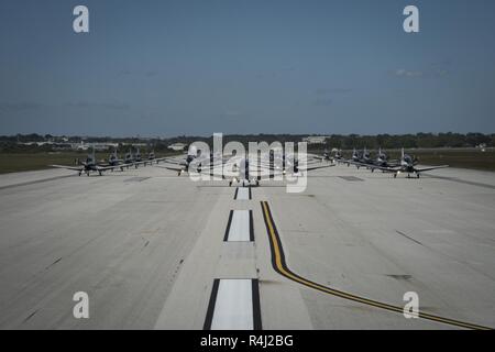 T-6 Texan IIs aus der Flugausbildung 559th Squadron und der 39 FTS nahm an einem "Elephant Walk" Oktober 26, 2018, Joint Base San Antonio-Randolph, Texas. Ein Elephant Walk ist allgemein als "Erscheinen der Kraft, "aber die Staffeln hier genannt in Verbindung mit ihrem Erbe zu erhalten. Die übung war eine so genannte "Ziege Trab/Schlange Slither" als 559Th sind die Kämpfe Billy Ziegen und das 39 sind die KOBRAS. Stockfoto