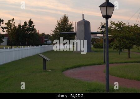 Gosport Park, nur ein paar Blocks von Norfolk Naval Shipyard in Portsmouth, Virginia gelegen, enthält ein paar statische Displays mit historischer Bedeutung der US Navy. Unter ihnen ist das Segel von der USS Thomas Jefferson (SSBN-618), ein Ethan Allen Klasse atomgetriebenen U-Boot, die 1963 in Betrieb genommen und 1985 stillgelegt. Andere statische Stücke gehören mehrere Naval gun Türmchen, einen Pavillon, zwei Propeller. Der Park ist für die Öffentlichkeit zugänglich und befindet sich hinter der Portsmouth justiziellen Zentrum in Portsmouth, Virginia gelegen. Stockfoto