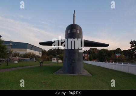 Gosport Park, nur ein paar Blocks von Norfolk Naval Shipyard in Portsmouth, Virginia gelegen, enthält ein paar statische Displays mit historischer Bedeutung der US Navy. Unter ihnen ist das Segel von der USS Thomas Jefferson (SSBN-618), ein Ethan Allen Klasse atomgetriebenen U-Boot, die 1963 in Betrieb genommen und 1985 stillgelegt. Andere statische Stücke gehören mehrere Naval gun Türmchen, einen Pavillon, zwei Propeller. Der Park ist für die Öffentlichkeit zugänglich und befindet sich hinter der Portsmouth justiziellen Zentrum in Portsmouth, Virginia gelegen. Stockfoto