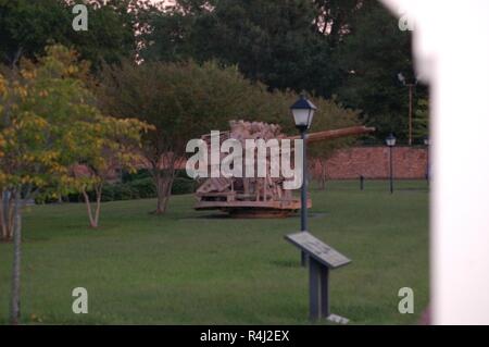 Gosport Park, nur ein paar Blocks von Norfolk Naval Shipyard in Portsmouth, Virginia gelegen, enthält ein paar statische Displays mit historischer Bedeutung der US Navy. Unter ihnen ist das Segel von der USS Thomas Jefferson (SSBN-618), ein Ethan Allen Klasse atomgetriebenen U-Boot, die 1963 in Betrieb genommen und 1985 stillgelegt. Andere statische Stücke gehören mehrere Naval gun Türmchen, einen Pavillon, zwei Propeller. Der Park ist für die Öffentlichkeit zugänglich und befindet sich hinter der Portsmouth justiziellen Zentrum in Portsmouth, Virginia gelegen. Stockfoto