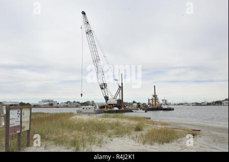 Ein Hausboot, das auf den Rachel Carson Finden vertrieben wurde, um Flachwasser für künftige Ausbau, Taylor's Creek, Carteret County, N.C., Samstag, Oktober 27, 2018 zurück. Der ESF-10 Unified Befehl, der aus der US-Küstenwache, Nord-Carolina Wildnis-Betriebsmittel-Kommission und North Carolina Department Umwelt Qualität, zusammen mit der Bergung Auftragnehmer Marine lösen Gruppe und mehrere Agenturen unterstützen die Verschmutzung von versunkenen oder vertriebenen Schiffe in fragilen Umwelt Bereiche zu mildern, nachdem Hurrikan Florenz. Stockfoto