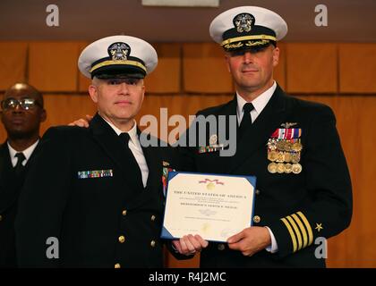 VIRGINIA BEACH, Virginia (Okt. 2010) 26, 2018) Chief Warrant Officer William Cloaninger, von Jacksonville, Florida, zu USS Gerald R. Ford's (CVN 78) Combat Systems Abteilung zugewiesen, erhält eine Meritorious Service Medal von Kapitän John J. Cummings, Ford's kommandierenden Offizier, während seiner Pensionierung Zeremonie auf gemeinsame Expeditionary Base wenig Creek-Fort Geschichte. Cloaninger zog sich nach 30 Jahren im Dienst. Stockfoto