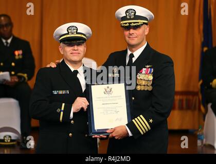 VIRGINIA BEACH, Virginia (Okt. 2010) 26, 2018) Chief Warrant Officer William Cloaninger, von Jacksonville, Florida, zu USS Gerald R. Ford's (CVN 78) Combat Systems Abteilung zugewiesen, erhält seine Pensionierung von Kapitän John J. Cummings, Ford's kommandierenden Offizier, während seiner Pensionierung Zeremonie auf gemeinsame Expeditionary Base wenig Creek-Fort Geschichte. Cloaninger zog sich nach 30 Jahren im Dienst. Stockfoto