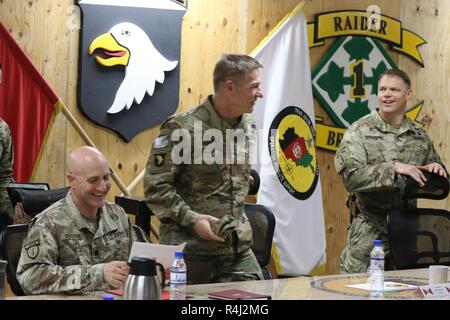 Provinz Laghman, Afghanistan (27. Oktober 2018) - Gen. James C. McConville, Stellvertretender Stabschef der Armee, trifft sich mit Brig. General John W. Brennan Trainieren, beraten, unterstützen, Befehl Osten Commander und Oberstleutnant Brian M. Ducote 1 Bataillon, 1 Sicherheitskräfte Unterstützung Brigade Commander der Erfolg von 1/1 SFAB und seine Auswirkungen auf die Beratung der Mission mit dem 201St Corp afghanischen nationalen Armee zu diskutieren. Stockfoto