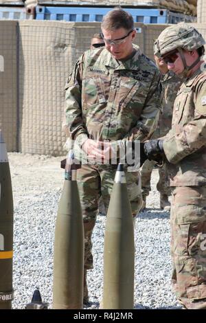 Provinz Laghman, Afghanistan (27. Oktober 2018) - Staff Sgt. Dylan Walsh vom 2 Bataillon, 12 Field Artillery Regiment, 1 Stryker Brigade Combat Team, 4 Infanterie Division erklärt die Einsatzfähigkeit der M777A2 Howitzer zu Gen. James C. McConville, Stellvertretender Stabschef der Armee. Walsh, ein 13B Section Chief, sprach über Munition Fähigkeiten wie die 795 hoch explosiv, die Präzision geführte Kinetische 795 und dem Excalibur MX982 A1 Runden, die sich speziell auf den Unterschied zwischen konventioneller Munition und Precision guided Munition. Walsh diskutiert die kreisförmige Err Stockfoto