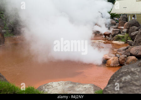 Blut Teich Hölle in Beppu City Stockfoto