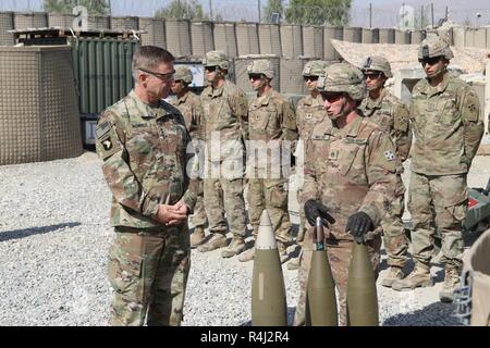 Provinz Laghman, Afghanistan (27. Oktober 2018) - Staff Sgt. Dylan Walsh vom 2 Bataillon, 12 Field Artillery Regiment, 1 Stryker Brigade Combat Team, 4 Infanterie Division erklärt die Einsatzfähigkeit der M777A2 Howitzer zu Gen. James C. McConville, Stellvertretender Stabschef der Armee. Walsh, ein 13B Section Chief, sprach über Munition Fähigkeiten wie die 795 hoch explosiv, die Präzision geführte Kinetische 795 und dem Excalibur MX982 A1 Runden, die sich speziell auf den Unterschied zwischen konventioneller Munition und Precision guided Munition. Walsh diskutiert die kreisförmige Err Stockfoto