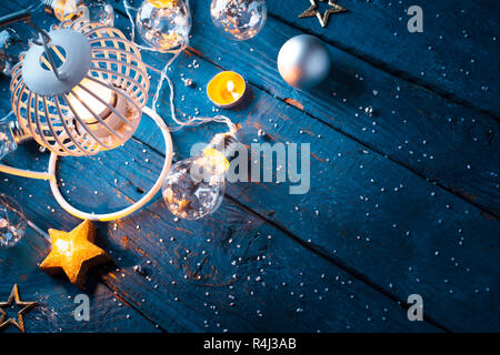 Weihnachten Laterne mit Dekoration auf blauem Hintergrund Stockfoto