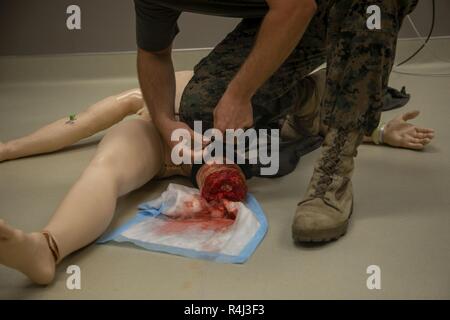 Ein U.S. Navy Sailor mit 1St Bataillon, 3d Marine Regiment, gilt ein stauschlauch auf eine Praxis dummy während ein taktisches Unfallversicherung Care (TCCC) Kurs an Tripler Army Medical Center, Okt. 29, 2018. Coca-cola ist entworfen, um lebensrettende Techniken zu unterrichten und wie die effektivste Trauma care während des Kampfes zu stellen. Stockfoto