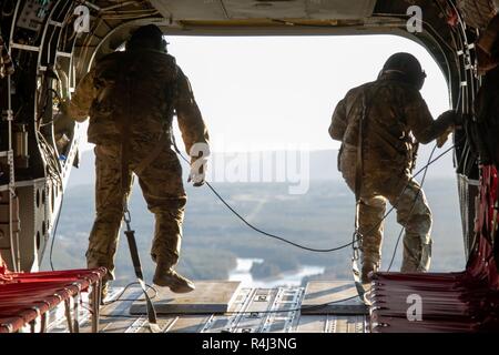 Us-Soldaten zu Unternehmen B zugeordnet, 1 Battalion, 214Th Aviation Regiment, Vorbereitung von Standorten auf einer US Army CH-47 Chinook Hubschrauber während eines kalten-Übung mit amerikanischen, italienischen und spanischen militärischen Einheiten während der Übung Trident Zeitpunkt 18 Scout, Rena Flugplatz, Norwegen, Okt. 28, 2018. Trident Punkt 18 ist eine umfassende Interoperabilität und den Zusammenhalt zwischen den Vereinigten Staaten und ihren europäischen Verbündeten und Partnern die Bereitschaft zu verbessern und die weiterhin Frieden und Stabilität in der Region gewährleisten. Stockfoto