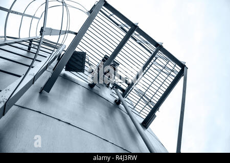 Vertikale Metallleiter auf dem Tank Dach Stockfoto