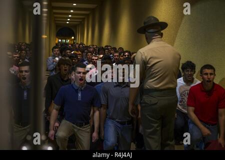Neue Rekruten mit Mike Unternehmen, 3. rekrutieren Ausbildung Bataillon, die Vorbereitung auf die schmuggelware Zimmer im Marine Corps Recruit Depot San Diego, Okt. 29 zu bewegen. In der Schmuggelware Zimmer rekruten aller Gegenstände, die Sie nicht erlaubt sind, um zu beginnen mit dem Training informiert. Jährlich mehr als 17.000 Männer aus den westlichen Recruiting Region rekrutiert werden an MCRD San Diego ausgebildet. Mike ist zu graduieren, Jan. 25 geplant. Stockfoto