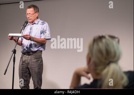 PEARL HARBOR (Okt. 2010) 26, 2018) Joseph Bloom, klinischen Therapeuten auf Joint Base Pearl Harbor-Hickam (JBPHH), liest eine anonyme Stück durch eine häusliche Gewalt überlebende Während' geschrieben Liebe sollte nicht weh', Open Mic Abend am Beeman Center auf JBPHH. Der Fall wurde gehalten, um anderen zu helfen, Heilung finden und Sie begeistern durch erzählen ihre Geschichte durch Gedicht, Lied oder Talent. Stockfoto