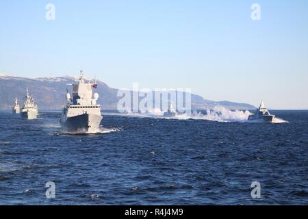 Schwedische korvetten HSwMS Karlstad und HSwMS Nyköping Segel Vergangenheit Standing NATO Maritime Group Fregatten HNoMS Helge Ingstad, HMCS Ville de Quebec, TCG Oruçreis und BNS Louise Marie während eines NATO-Fähigkeiten Demonstration in Trondheim Fjord in Norwegen Oktober 29, 2018 als Teil der NATO-Übung Trident Zeitpunkt 2018. Stockfoto