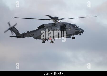 Lawine, die CH 148 Zyklon von Her Majesty's Canadian Ship VILLE DE QUÉBEC fliegt vor der Küste von Norwegen während der Übung TRIDENT ZEITPUNKT am 28. Oktober 2018. Stockfoto