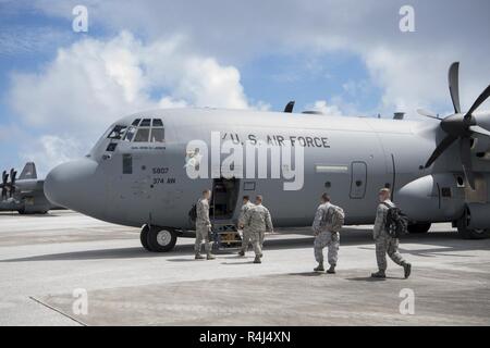 Mitglieder der 36. Bauingenieur Squadron board a 36th Airlift Squadron C-130J Hercules Super Oktober 28, 2018, bei Andersen Air Force Base, Guam. Service Mitglieder aus der gemeinsamen Region Marianas und Indopazifik Befehl bieten Verteidigungsministerium Unterstützung des Commonwealth von zivilen und lokalen Beamten der Nördlichen Marianen" als Teil der FEMA-unterstützte Typhoon Yutu Wiederaufnahme Bemühungen. Stockfoto