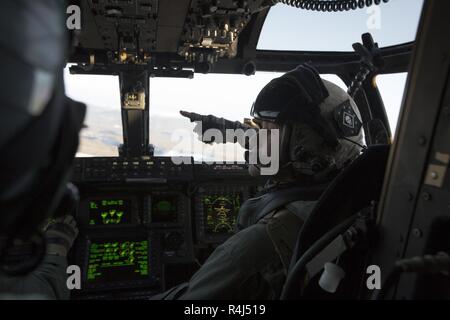 Us Marine Corps Kapitän Kent Johnson, mit Marine Medium Tiltrotor Squadron 365 (verstärkt), leitet sein Kollege während eines Fluges Betrieb als Teil der Übung Trident Punkt 18 in der Nähe von vaernes Air Station, Norwegen, Okt. 28, 2018. Trident Punkt 18 ist eine Gelegenheit für II Marine Expeditionary Force (II MEF) zu testen und ihre warfighting Fähigkeiten an der großen Ebene in eine einzigartige, strengen Umwelt verbessern Neben ihren NATO-Verbündeten und Partner. Stockfoto