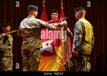 Command Sgt. Maj. Neil Sartain (Mitte) und Oberst Patrick Costello, der Befehl Team der 38th Air Defense Artillery Brigade entfaltet die Brigade guidon bei Reaktivierung Zeremonie auf Camp Zama, Japan, Okt. 31. Stockfoto