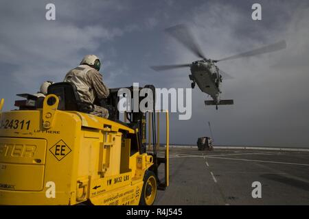 Mittelmeer (Okt. 2010) 30, 2018) US-Marinesoldaten und Matrosen mit dem 13 Marine Expeditionary Unit in einer vertikalen Nachschub an Bord der San Antonio-Klasse amphibious Transport dock USS Anchorage LPD (23), Oktober 30, 2018 teilnehmen. Die Verankerung und schiffte sich 13 MEU sind in die USA 6 Flotte Bereich arbeiten wie eine Krise Response Force zur Unterstützung der regionalen Partner sowie bereitgestellt die nationale Sicherheit der USA Interessen in Europa und in Afrika zu fördern. Stockfoto