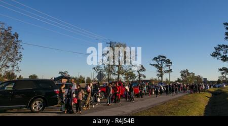 Us-Marines und Familie Mitglieder beteiligen sich an einer Amtsleitung oder Behandeln Fall an der Marine Corps Air Station Cherry Point, North Carolina, Okt. 30, 2018. Marine Corps Community Services gehostet die Halloween-inspirierte Ereignis, die Trick-or-Treaten, Spiele und einen kostenlosen Film angezeigt. Stockfoto