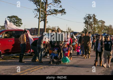 Us-Marines und Familie Mitglieder beteiligen sich an einer Amtsleitung oder Behandeln Fall an der Marine Corps Air Station Cherry Point, North Carolina, Okt. 30, 2018. Marine Corps Community Services gehostet die Halloween-inspirierte Ereignis, die Trick-or-Treaten, Spiele und einen kostenlosen Film angezeigt. Stockfoto