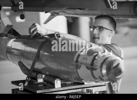 Staff Sgt. Michael Velasco, 96 Aircraft Maintenance Squadron Blau, Führungen in der GBU-38 auf seine F-16 Fighting Falcon während der vierteljährlichen Waffen laden Wettbewerb Okt. 18 an der Eglin Air Force Base, Fla. Das blaue Team die F-15 Eagle Red Team in einem Wettbewerb besiegt ein AIM-9X und einer GBU-38 am schnellsten zu laden und mit den wenigsten Fehler. Stockfoto