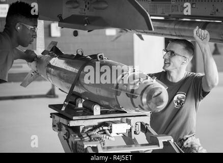 Staff Sgt. Michael Velasco, 96 Aircraft Maintenance Squadron Blau, Führungen in der GBU-38 auf seine F-16 Fighting Falcon während der vierteljährlichen Waffen laden Wettbewerb Okt. 18 an der Eglin Air Force Base, Fla. Das blaue Team die F-15 Eagle Red Team in einem Wettbewerb besiegt ein AIM-9X und einer GBU-38 am schnellsten zu laden und mit den wenigsten Fehler. Stockfoto