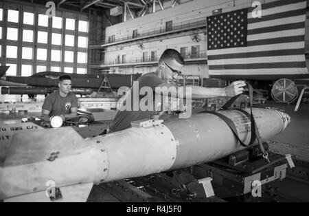 Staff Sgt. Michael Velasco, 96 Aircraft Maintenance Squadron Blau, sichert eine GBU-38, bevor er bewegt wird während der vierteljährlichen Waffen laden Wettbewerb Okt. 18 an der Eglin Air Force Base, Fla. Das blaue Team die F-15 Eagle Red Team in einem Wettbewerb besiegt ein AIM-9X und einer GBU-38 am schnellsten zu laden und mit den wenigsten Fehler. Stockfoto