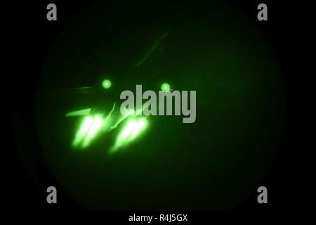 A B-1B Lancer zieht aus Ellsworth Air Force Base, S.D., Oktober 29, 2018, in Trident Zeitpunkt 2018 zu beteiligen. Mit mehr als 40.000 Soldaten aus 31 Nationen, die an der Übung, die Trident Zeitpunkt ist die größte NATO-Übung seit 2015. Stockfoto