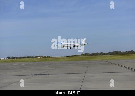 Air Force One Ansätze der Landebahn von Pittsburgh International Airport, Oktober 30, 2018, Beginn Präsident Donald Trump Besuch in Pittsburgh nach einer tödlichen antisemitischen Anschlag in einem lokalen Pittsburgh Vorort, Okt. 27, 2018 aufgetreten. Präsident Trump war von der ersten Dame Melania Trump verband, seiner Tochter Ivanka und Son-in-law Jared Kushner. Stockfoto