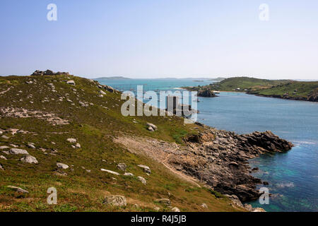 Neue grimsby Sound, Cromwell's Castle und Bryher von gimble Point, Tresco, Scilly-inseln, Großbritannien Stockfoto