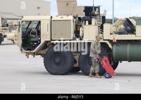 Soldaten aus 289 Quartermaster Unternehmen, 553 Rd, Bekämpfung Sustainment Support Bataillons, 1st Cavalry Division Sustainment Brigade, bereiten sie ihre Fahrzeuge am Okt. 31 von Fort Hood in naher Zukunft zu rollen. Die wagonmaster Troopers sind anschickt, sich selbst Betrieb treuer Patriot zu unterstützen. Stockfoto