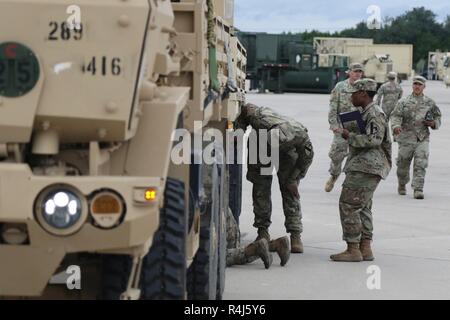 Soldaten aus 289 Quartermaster Unternehmen, 553 Rd, Bekämpfung Sustainment Support Bataillons, 1st Cavalry Division Sustainment Brigade, bereiten sie ihre Fahrzeuge am Okt. 31 von Fort Hood in naher Zukunft zu rollen. Die wagonmaster Troopers sind anschickt, sich selbst Betrieb treuer Patriot zu unterstützen. Stockfoto