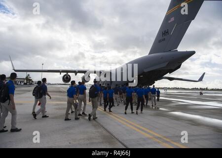 Kadetten aus der Air Force ROTC, Loslösung 175 von der Universität von Hawaii, machen Sie eine Tour auf einem C-17 Globemaster III, an Joint Base Pearl Harbor-Hickam, Virginia, 26. Oktober, 2018. Während ihres Besuchs die Kadetten über die Aufgabe des 535Th Airlift Squadron und wie die Staffel ist in der Lage, globalen Luftbrücke zu leiten, airdrop und aeromedical evacuation Operations gelernt. Stockfoto