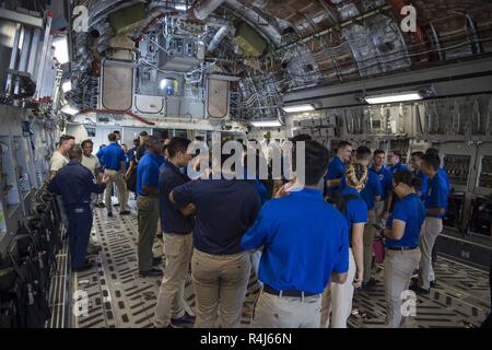 Kadetten aus der Air Force ROTC, Loslösung 175 von der Universität von Hawaii, hier erfahren Sie mehr über die verschiedenen Funktionen der C-17 Globemaster III, an Joint Base Pearl Harbor-Hickam, Virginia, 26. Oktober, 2018. Die C-17 können taktischer Lufttransport und airdrop Missionen ausführen und Transport Würfe und ambulante Patienten während aeromedical Evakuierungen. Stockfoto