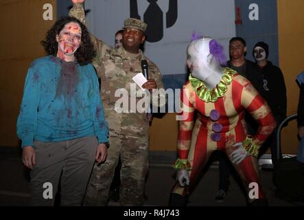 Spc. Isabel Molinary [Links] mit 4 Combat Aviation Brigade, 4 Infanterie Division gewinnt Best Zombie Kostüm während ein Zombie als Halloween Feier Okt. 31 in Illesheim, Deutschland. Der Zombie laufen lehrt und zeigt die Bedeutung von Teamwork und Armee Programme, und erinnert die Soldaten, die unabhängig von der Situation, die Sie immer Ihre Kameraden und Team vertrauen können, um Unterstützung zu erhalten. 4. Die Kabine ist in der Mitte durch ihre neun-Monats-Einsatz zur Unterstützung der Operation Atlantik zu lösen, die die US-Armee in Europa maximiert und zeigt das Engagement der NATO-Allianz und der safet Stockfoto