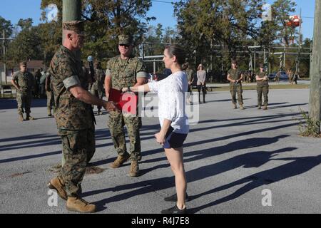 Us Marine Corps Oberst James L. Shelton jr., Links, Kommandierender Offizier der Marine Corps Combat Service Support Schulen (MCCSSS) und Sgt. Maj. Sean E. Spatar, Mitte, der Sergeant Major von MCCSSS, Name der Gewinner des ersten Platzes des jährlichen MCCSSS' Stamm oder Behandeln "Gunnery Sgt. Samantha L. Skiner, rechts, ein Ausbilder mit Logistik Schule, MCCSSS, am Lager Johnson, N.C., Okt. 31, 2018. Die "Amtsleitung oder Behandeln' ist eine Veranstaltung, in der Marines mit MCCSSS die Stämme der ihre Fahrzeuge für Halloween und Handout candy Mitsoldaten, Familie und Freunde verzieren. Stockfoto