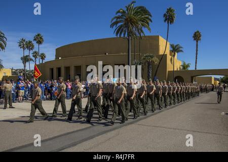 Die neue Marines von Kilo Unternehmen, 3. rekrutieren Ausbildung Bataillon, mit Ihren Lieben in der Familie wiedervereinigen des Marine Corps Recruit Depot San Diego, heute. Nach fast dreizehn Wochen Ausbildung, die Marines von Kilo Unternehmen wird offiziell Absolvent von Morgen rekrutieren. Stockfoto