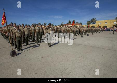 Die neue Marines von Kilo Unternehmen, 3. rekrutieren Ausbildung Bataillon, mit Ihren Lieben in der Familie wiedervereinigen des Marine Corps Recruit Depot San Diego, heute. Nach fast dreizehn Wochen Ausbildung, die Marines von Kilo Unternehmen wird offiziell Absolvent von Morgen rekrutieren. Stockfoto