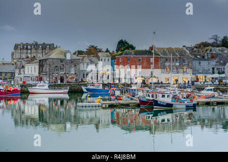 Eine ruhige Wasserlandschaft mit Reflexion Ende November in der Abenddämmerung am Hafen von Padstow Cornwall Dorf an der Nordküste von Cornwall, UK fällt. Stockfoto