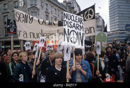 Anti-AKW-Demonstration in London in den 80er Jahren protestierte die eskalierenden Rüstungswettlauf mit Banner angezeigt Frieden Zeichen Stockfoto