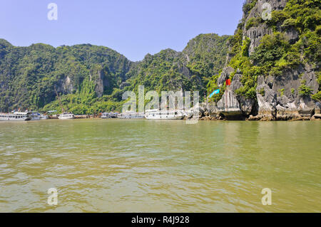 Touristische boote bei Dau Go Höhle in der Halong Bay, Vietnam Stockfoto