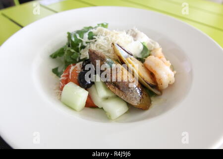 Menü im Restaurant. Gerichte, die in den Restaurants geben. Salate, Hauptspeisen, Pizza und andere Stockfoto